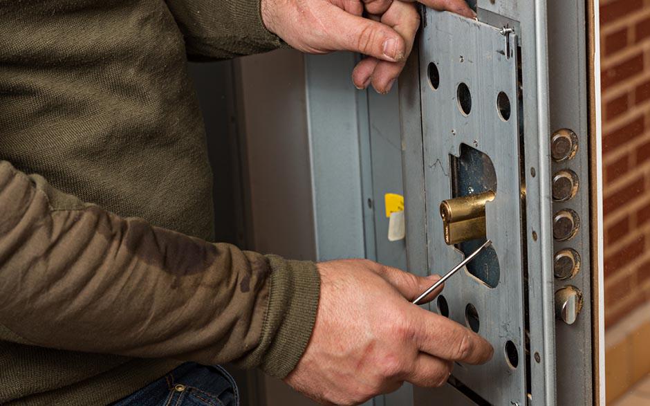 comment ouvrir une serrure de porte Lésigny